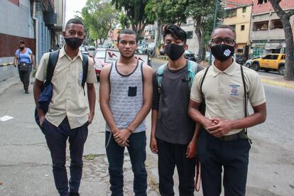 Shande Zambrano, de 17 años (primero por la izquierda), con otros compañeros estudiantes como él. Este adolescente venezolano cursa su último año de bachillerato en mecánica en una escuela técnica en Caracas. El último año lo ha tenido que hacer desde casa, con muchas dificultades. Para muchos estudiantes venezolanos, la llegada de la pandemia ha significado una total parálisis de su formación.