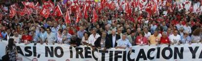 Cabecera de la manifestación registrada ayer en Madrid a la que asistieron los principales líderes sindicales de Comisiones Obreras y UGT.