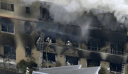 Bombeiros trabalham no edifício da produtora.