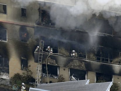 Bombeiros trabalham no edifício da produtora.