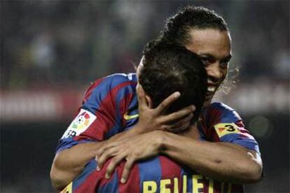 Ronaldinho abraza a Belletti después de marcar el gol