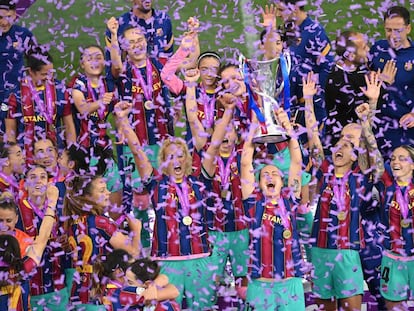 Les jugadores del Barça aixequen la Champions a Goteborg, diumenge passat.