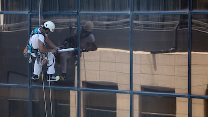 Un operario trabaja en el mantenimiento de un edificio en Valencia.