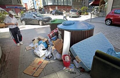 Basura acumulada en varios contenedores en A Coru&ntilde;a 