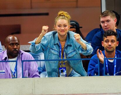 La modelo Gigi Hadid, celebra eufórica el éxito de su amiga Serena Williams en su encuentro contra Catherine McNally, el pasado jueves.