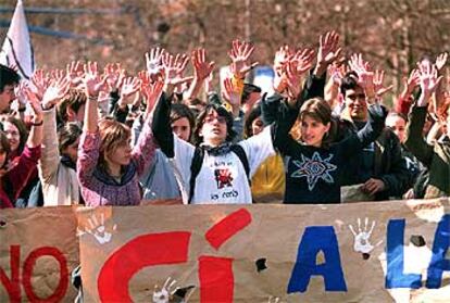 Manifestación de estudiantes, convocada espontáneamente para expresar la repulsa por los atentados, a su paso por la avenida Diagonal de Barcelona.