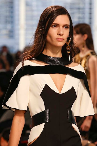 Una de las tendencias en lo que a accesorios se refiere es apostar por un único pendiente de tamaño XL. En la imagen, la propuesta de Louis Vuitton.