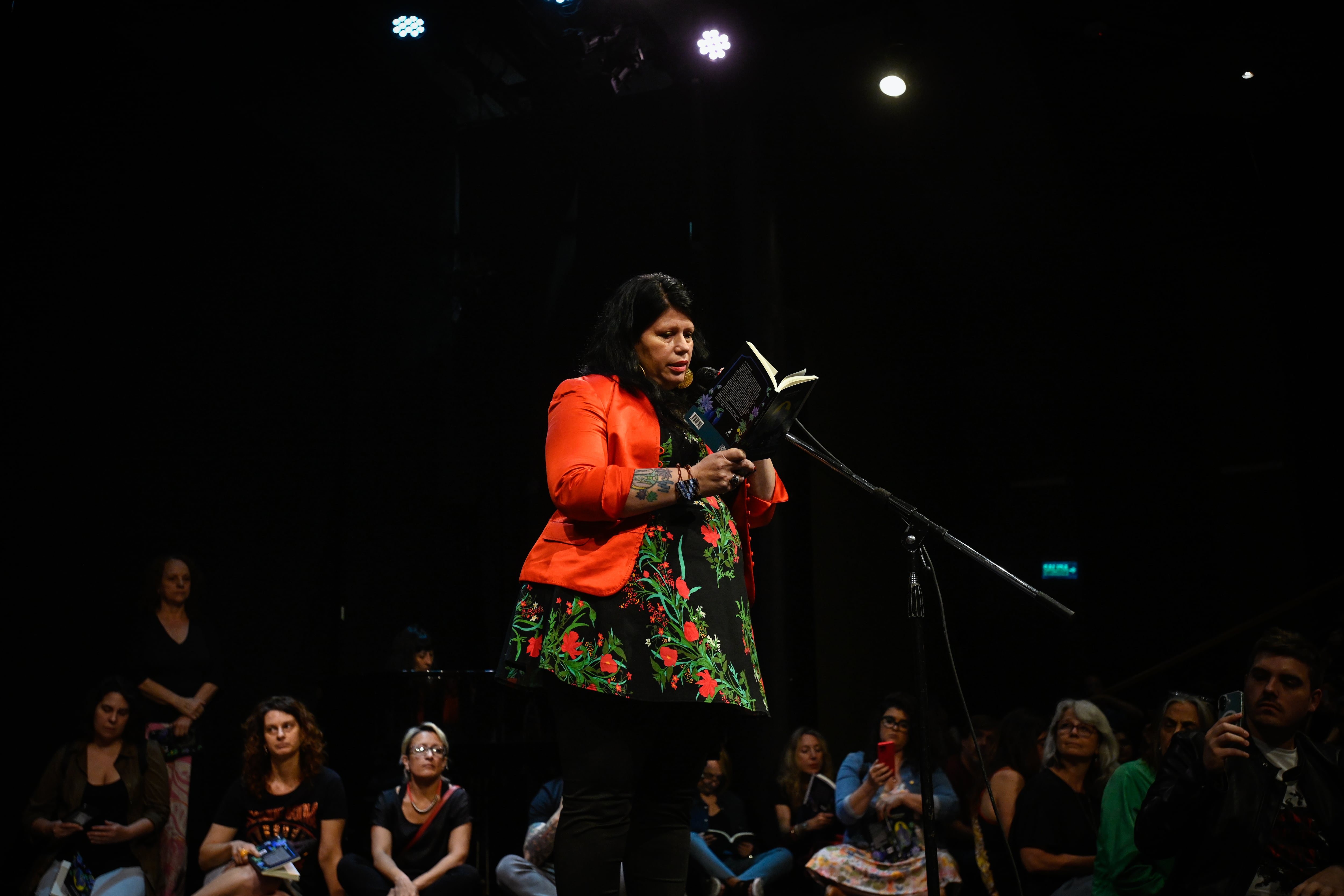 Dolores Reyes, también participo de la lectura de su libro. 