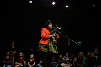 Dolores Reyes, también participo de la lectura de su libro. 