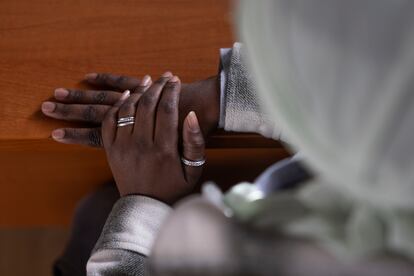 Mariam, de Burkina Faso, busca trabajo gracias a programas de inserción laboral en las Tres Mil Viviendas. FOTO: PACO PUENTES (EL PAÍS)