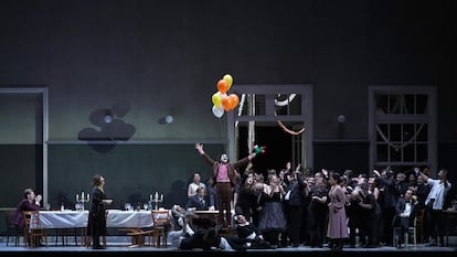 Plano general de 'Eugenio Onegin', en el Teatro Real, con Juan Sancho (Monsieur Triquet) en el centro de la imagen.