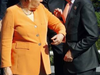 El presidente del Consejo Europeo, Herman Van Rompuy (d), junto a la canciller de Alemania, Angela Merkel (i), durante la foto oficial de la primera Cumbre de la Comunidad de Estados Latinoamericanos y Caribeños (Celac) y la Unión Europea (UE), en Santiago de Chile.