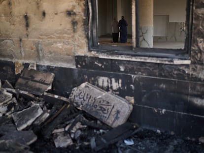 Colonos de Israel incendian dos mezquitas, coches y campos en Cisjordania