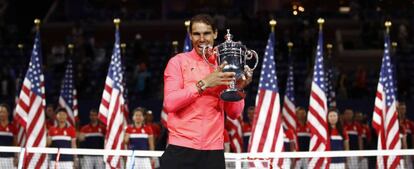 Nadal posa en la pista Arthur Ashe con el trofeo de campeón del US Open.