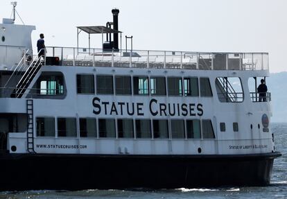 Balsa retorna a Manhattan vinda da Estátua da Liberdade, na terça-feira, com quase nenhum turista.