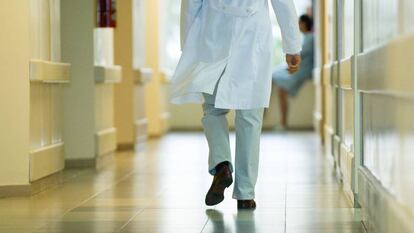 Un médico en el pasillo de un hospital.
