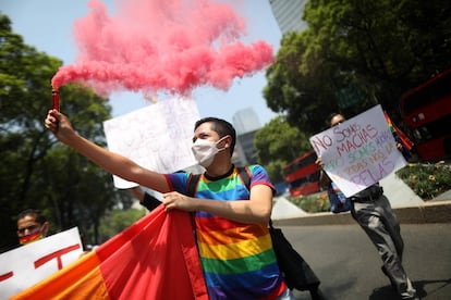 La comunidad LGBT de México exigió este lunes, Día Internacional contra la Homofobia, la Transfobia y la Bifobia, el fin de los crímenes de odio.