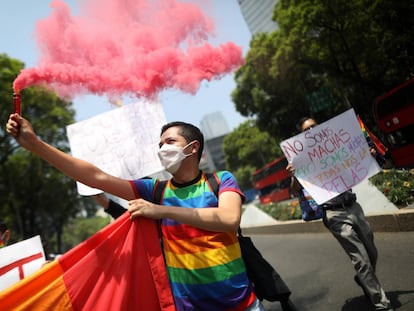 La comunidad LGBT de México exigió este lunes, Día Internacional contra la Homofobia, la Transfobia y la Bifobia, el fin de los crímenes de odio.