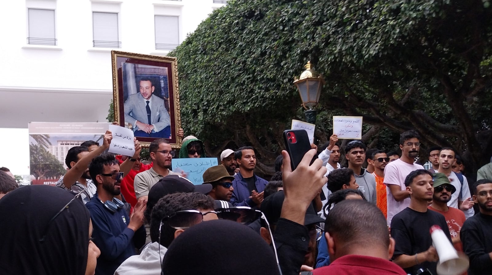 Concentración de jóvenes marroquíes, este jueves ante la sede del Parlamento en Rabat.