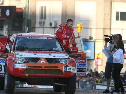 José López Rivas es entrevistado por reporteras en Buenos Aires a bordo del coche con el que participó en el rally.