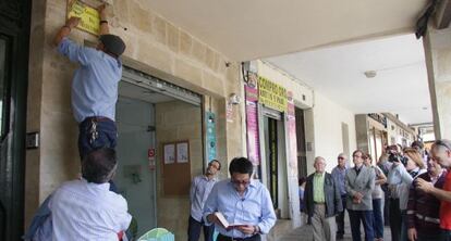 Operarios colocan la placa con el nombre imaginario de una de las calles de Úbeda.