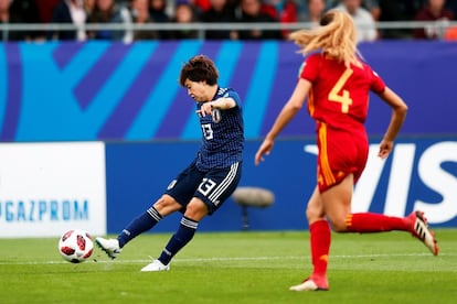 Laia Aleixandri frente a la japonesa Asato Miyagawa durante la final de la Copa Mundial de la FIFA 2018 de fútbol femenino sub20 en Vannes (Francia).