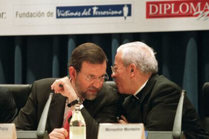 Mariano Rajoy (entonces ministro del Interior), con el nuncio apostólico Manuel Monteiro, en 2002.