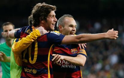 Andrés Iniesta celebra amb el seu company Sergi Roberto el tercer gol del seu equip contra el Reial Madrid.