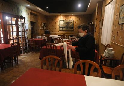 Carmen Patiño, dueña del restaurante 'La Francisca' en la calle de Bailén, recoge su negocio por el cierre de la crisis del Covid-19.