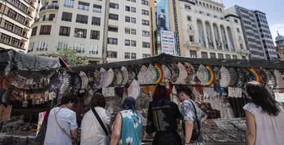 Un grupo de turistas en la plaza del Ayuntamiento de Valencia