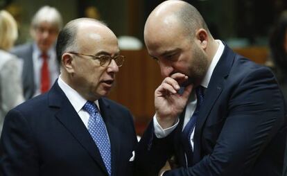 El ministro de Interior francés, Bernard Cazeneuve, y el viceprimer ministro luxemburgués, Etienne Schneider, en la reunión en Bruselas.