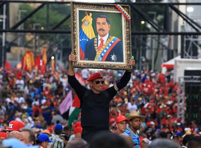 Un manifestante sostiene un retrato del presidente Nicolás Maduro durante la marcha de este sábado .