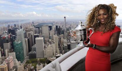 Serena Williams posa con su trofeo desde el piso 103 del Empire State Building, en Nueva York.