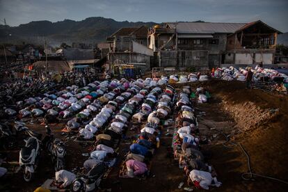 Musulmanes indonesios realizan la oración de Eid al-Adha en Pemenang.