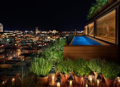 Piscina exterior panorámica de la terraza The Roof en el hotel The Barcelona Edition. 