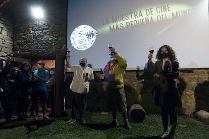 Inauguración el martes de la Muestra de Ascaso. Desde la izquierda, José Luis Rebordinos, director del Zinemaldia; Miguel Cordero, codirector de la Muestra, y Patricia Pérez, directora de la película 'A media voz'.