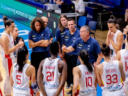 Miguel Méndez da instrucciones a las jugadoras durante un partido de preparación.