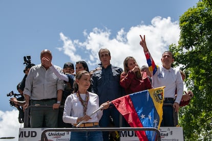 A la manifestación, convocada por los opositores al régimen de Venezuela, han acudido miles de personas para protestar ante las sospechas de fraude cometido por el Consejo Nacional Electoral, dominado por el chavismo, al proclamar a Nicolás Maduro sin difundir las actas de votación que confirmen ese resultado.