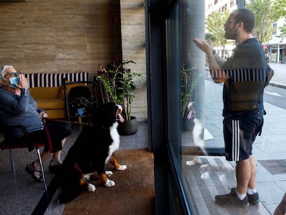 Un hombre visita a su abuela en la residencia geriátrica Icaria, del barrio de Poble Nou de Barcelona.