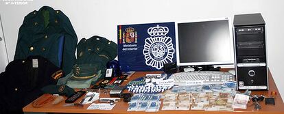 Los objetos incautados: droga, dinero, armas... y los uniformes y placas.