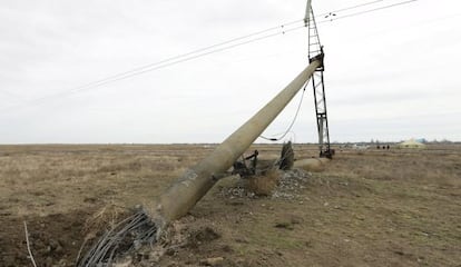 Una torre de alta tensión en Kherson caída por un sabotaje.