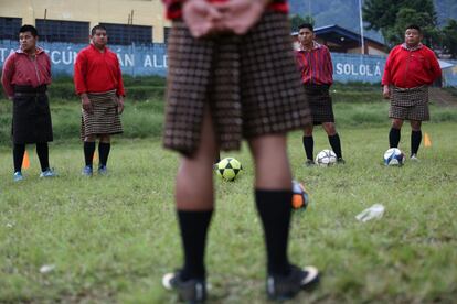 Jugadores del Club Social Deportivo Xejuyup entrenan en el campo de la aldea del mismo nombre, en Nahualá (Guatemala).