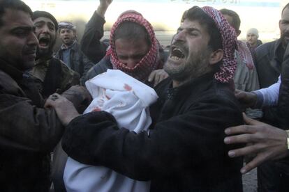 Un hombre sostiene el cuerpo de un niño tras un ataque aéreo de las fuerzas leales al presidente sirio Bashar Al-Assad, en el distrito de al-Marja, Alepo. Más de 300 personas han muerto en una semana de ataques aéreos sobre la ciudad norteña siria de Alepo y pueblos cercanos por las fuerzas del presidente Bashar al-Assad.