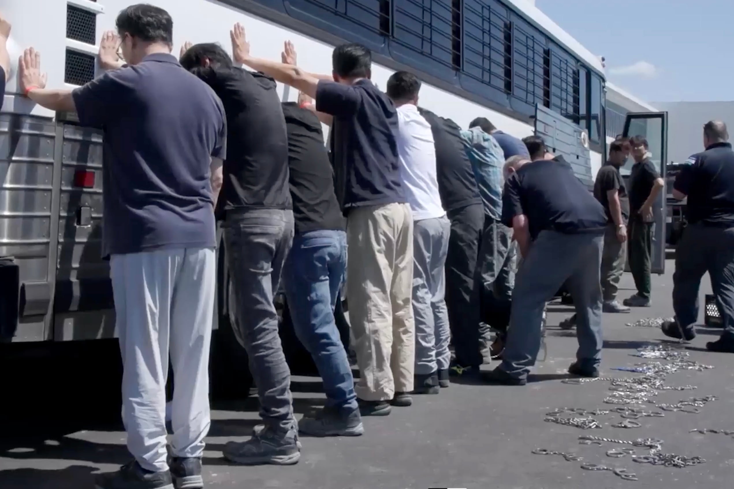 Los 300 surcoreanos detenidos por el ICE en una fábrica de Hyundai denuncian a la Administración Trump