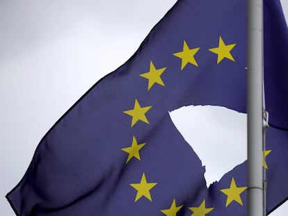 Una bandera de la UE agujereada