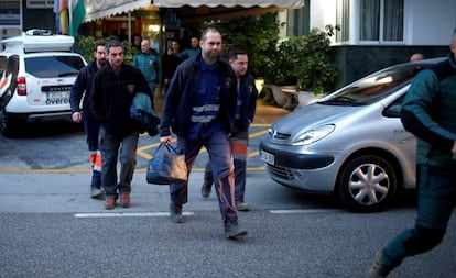 Miembros del equipo de mineros abandonan el hotel, este jueves.