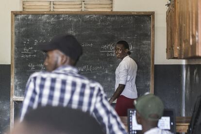 Sarah Nalubwama Birungi é uma aluna que se esforça para obter o Certificado Nacional de Serviços Eletrônicos, um diploma não muito comum entre as mulheres e que exige estudos em matemática. Na ausência do professor, ela realiza suas operações no quadro. O jovem de camisa xadrez se chama Peter Sentume e é um órfão patrocinado por uma organização cristã chamada Watato. Ele também está determinado a terminar seus estudos.