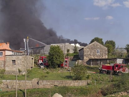 F&aacute;brica incendiada en una aldea de Barro, tras la explosi&oacute;n de una caldera.