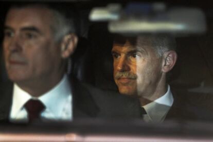 El primer ministro, Yorgos Papandreu, abandona en coche el palacio presidencial.