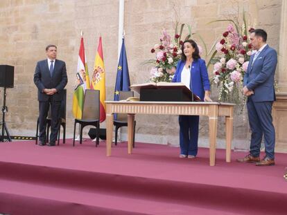 La socialista Concha Andreu promete su cargo frente a la Constitución Española y el Estatuto de Autonomía.